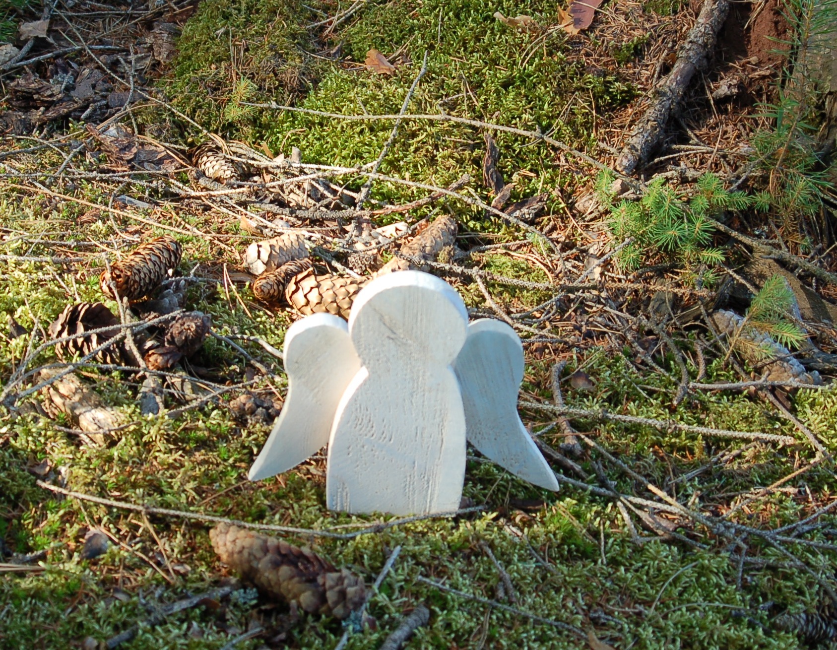 Dřevěný anděl 18 cm – bílý