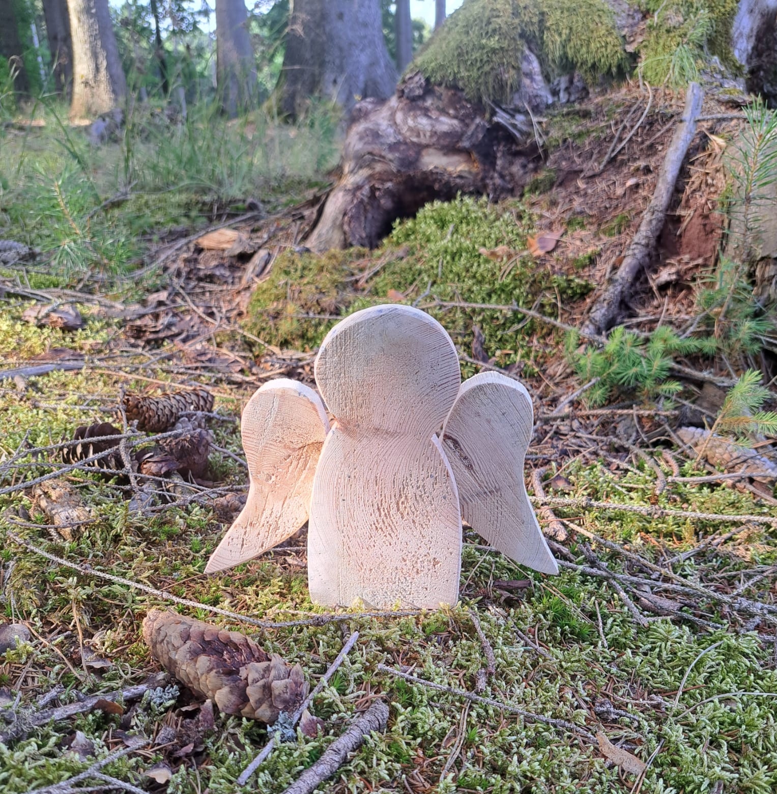 Dřevěný anděl 18 cm – přírodní