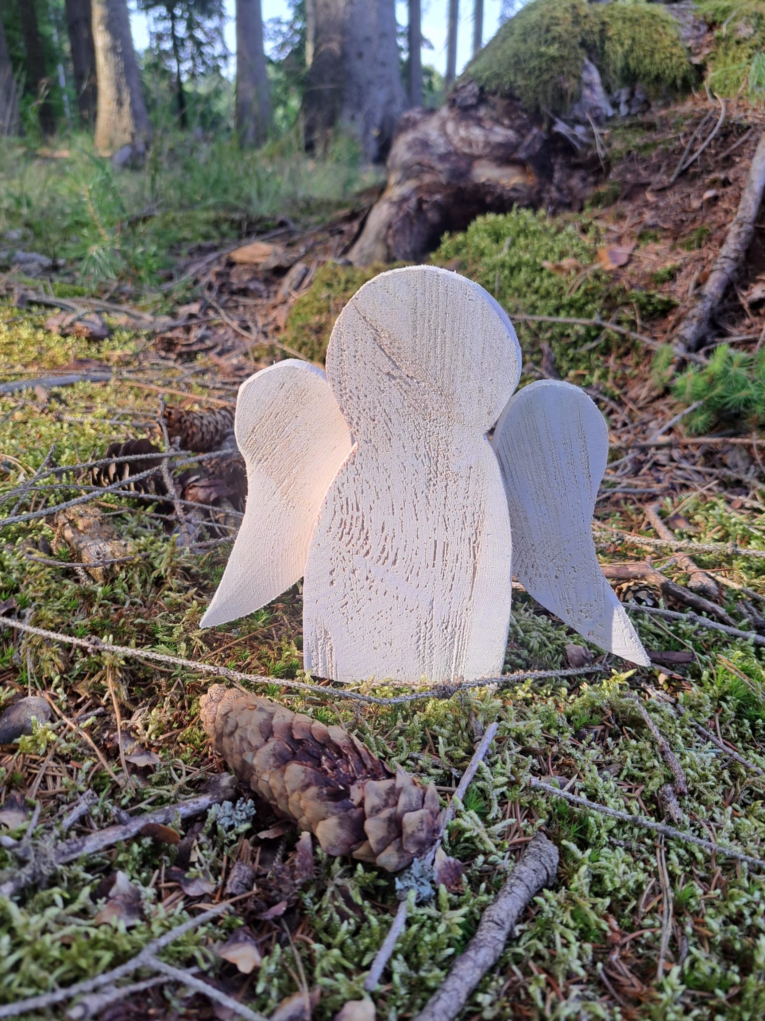 Dřevěný anděl 18 cm – bílý