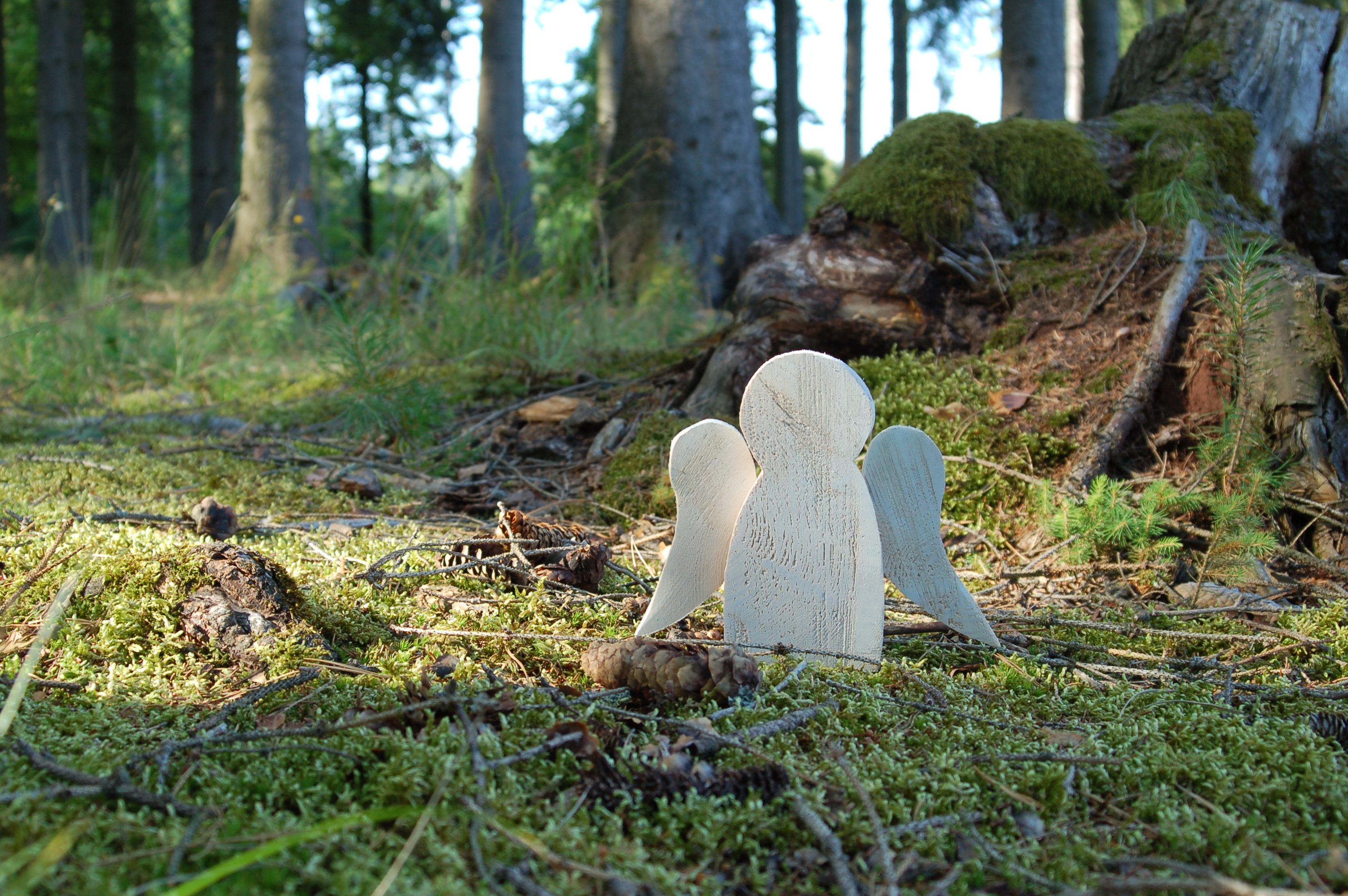 Dřevěný anděl 18 cm – bílý