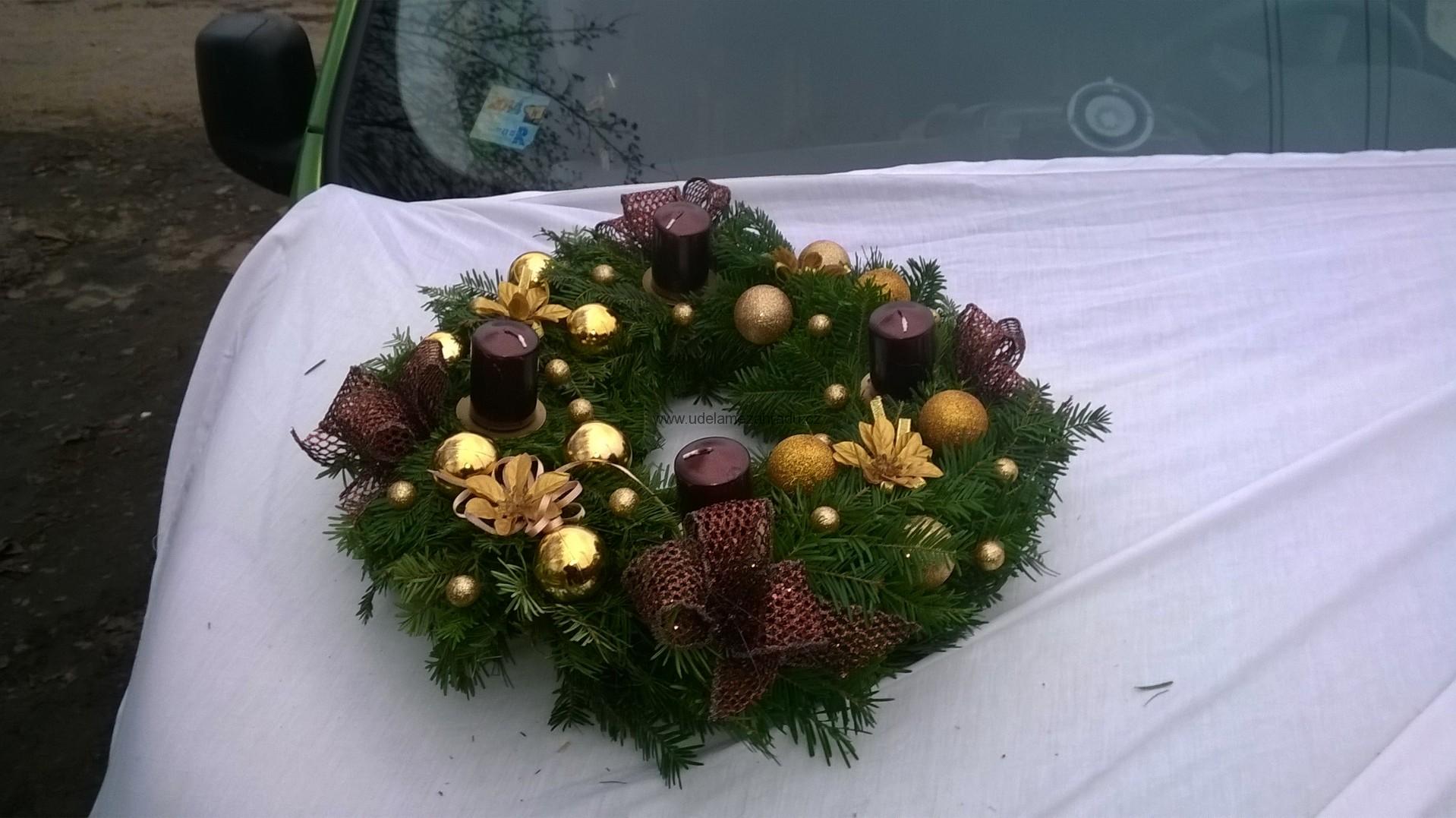 Adventní věnec zlato - hnědý s hnědými svíčkami